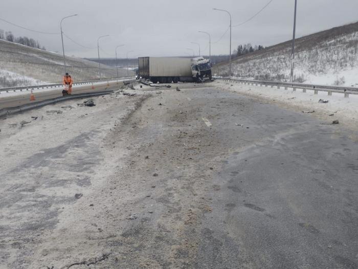 Место ДТП на М-12. Обложка © Telegram / Дорожная обстановка трасса М 12 и помощь на дороге по маршруту Дюртюли-Ачит