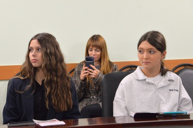 Тверским школьникам в преддверии Дня Конституции торжественно вручили паспорта