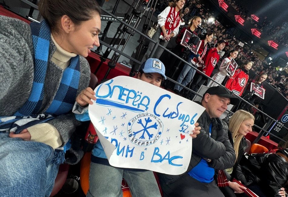 Девочка с первого матча полюбила хоккей и новосибирскую команду «Сибирь». Фото: Предоставлено героем публикации «АиФ-Новосибирск»📷

