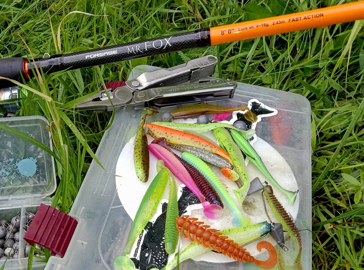 Когда-то давно мне подарили Leatherman Rebar... До сих пор со мной и на рыбалке и на  работе... 