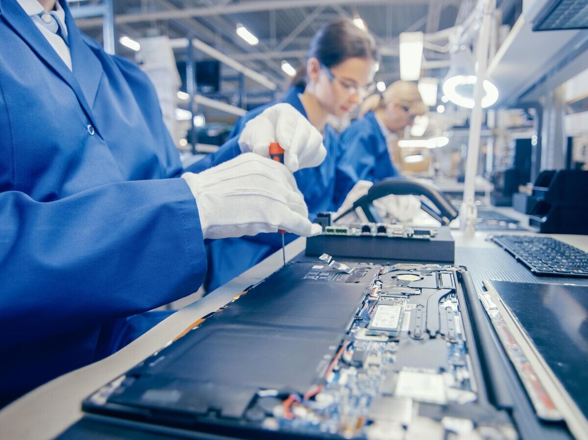    Производство компьютеров | © iStock.com / gorodenkoff