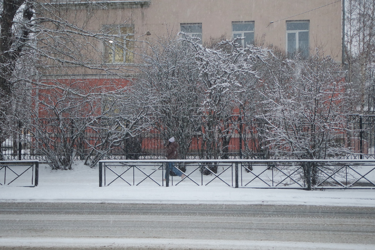 на втором этаже, кстати, светится кабинет физики