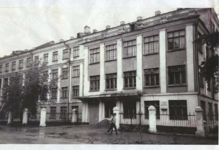 на верхнем этаже всегда была начальная школа, а остальные этажи - для старших и средних классов; максимальная загрузка - 2000 человек; в 2005-ом году, например, спортзала ещё не существовало в этой школе, поэтому у меня вечная "пятёрка" по физкультуре - её ставили просто так:)