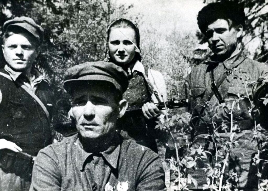 "Батька Минай" со свими партизанами