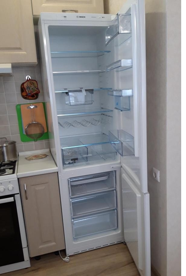 Бытовой холодильник без системы No Frost (на задней стенке холодильного отделения нет окон воздуховода. Исключение - плачка + No Frost)