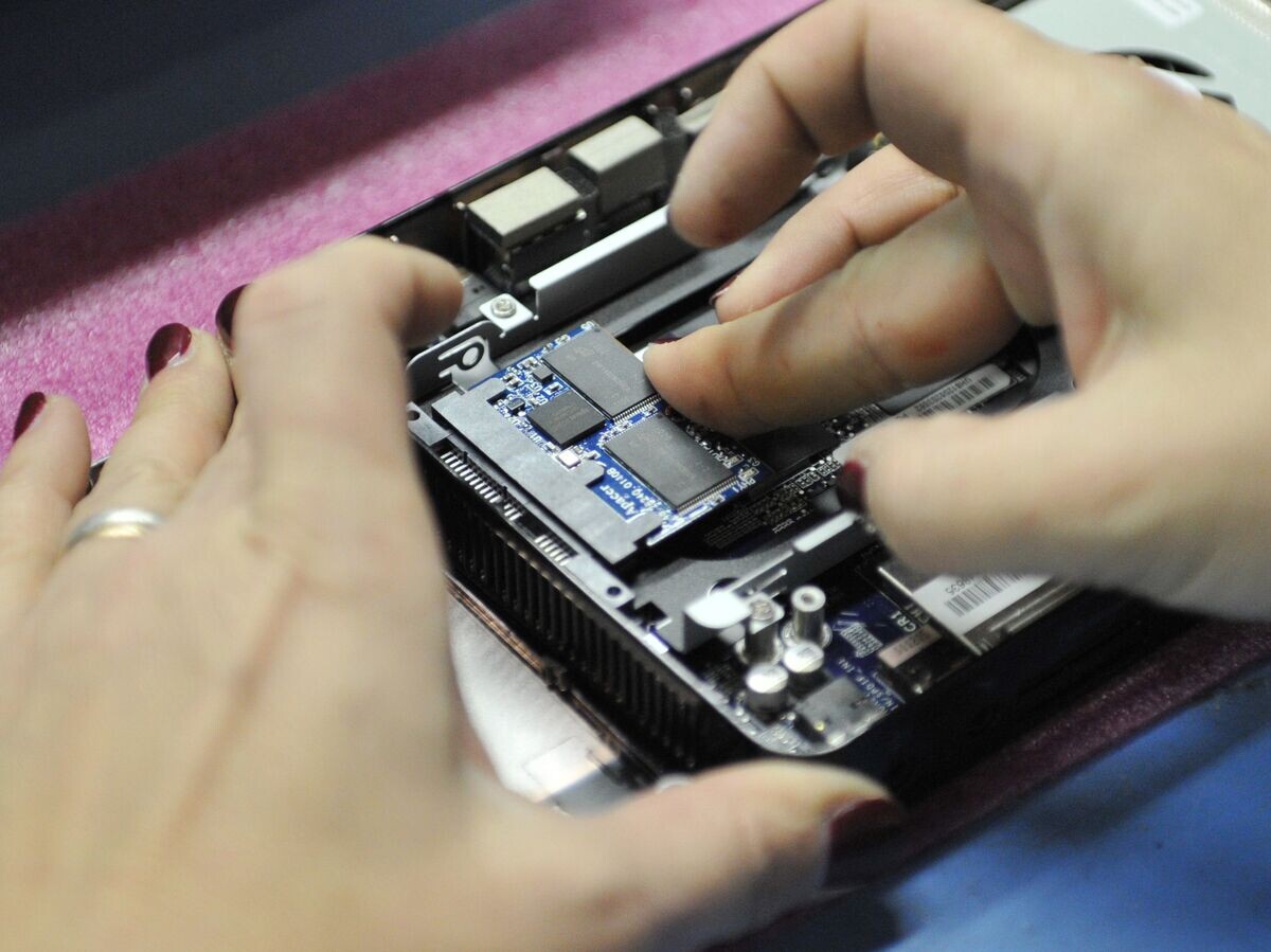    Рабочие завода компании "Современные компьютерные технологии", собирающей российские компьютеры, занимаются сборкой и наладкой продукции.© РИА Новости . Сергей Кузнецов