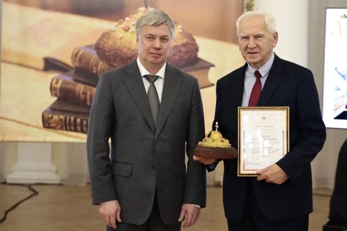    Губернатор вручил «Шапку Мономаха» историку Валерию Перфилову