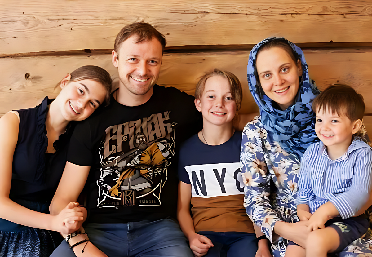 с женой и детьми