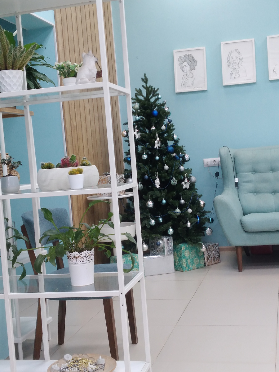 Салон красоты уже украшен к приближающемуся празднику.