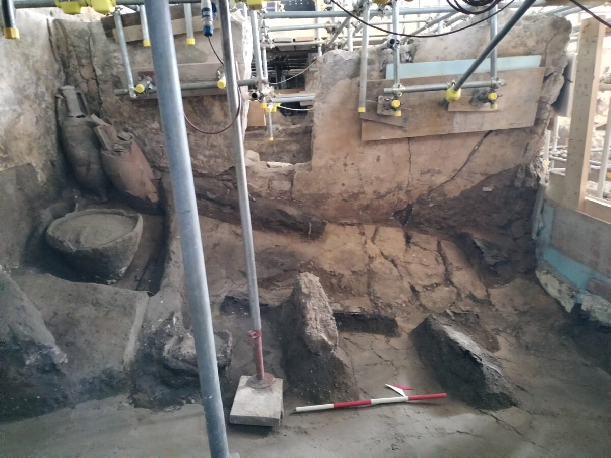    Склад для хранения фруктов и бобов располагался на втором этаже здания, чтобы до него не добрались грызуны