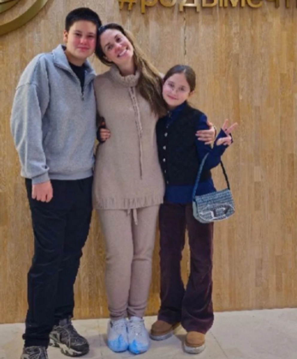 Агата Муцениеце на выписке из роддома с сыном Тимофеем и дочкой Мией. Фото: соцсети