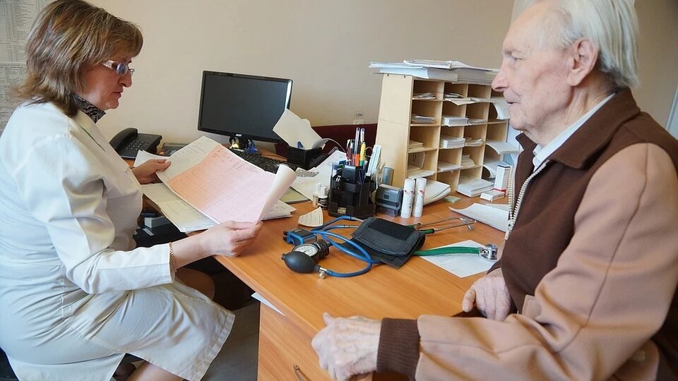 Кто из пенсионеров в 2026 году получит бесплатные лекарства — и как не упустить своё право