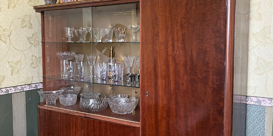 А у вас такие были? Бабушкин сервант и хрусталь эпохи СССР.