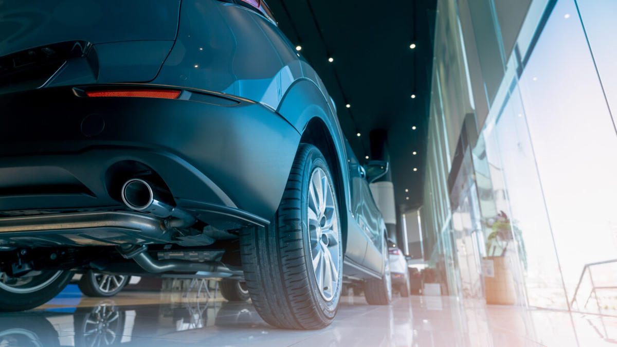    Автомобили в автосалоне