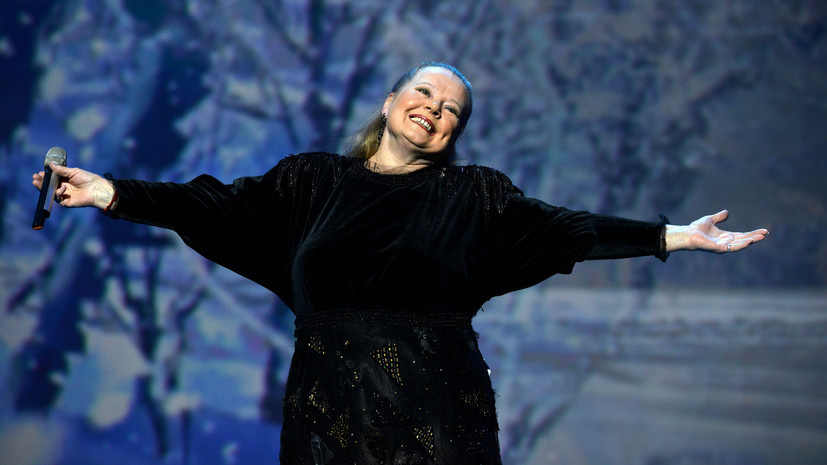     Людмила Сенчина родилась 13 декабря 1950 года в селе Кудрявцы Николаевской области УССР. Её мать работала учительницей, а отец был культпросветработником. Когда Людмиле исполнилось десять лет, семья переехала в Кривой Рог Legion-Media PhotoXPress.ru/ Бертов Сергей