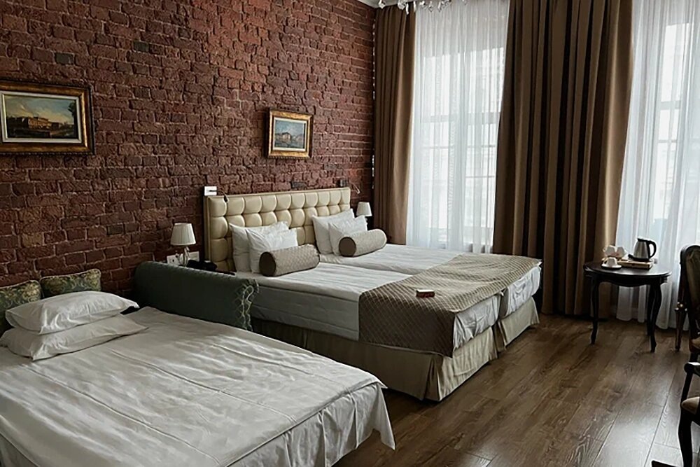 Во всех номерах установлены плотные шторы блэкаут, благодаря которым можно спокойно выспаться даже в период белых ночей. Фото: «Галунов» / Яндекс Путешествия