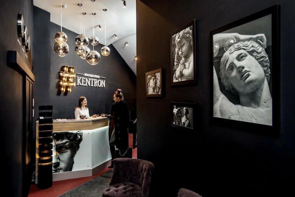 В зоне ресепшн сразу обращают на себя внимание чёрные стены — элемент, который делает интерьер выразительным и одновременно уютным. Фото: «Кентрон» / Яндекс Путешествия