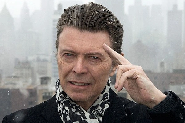 «Он пил ряженку и пел советским проводницам»: как рок-легенда Дэвид Боуи ехал через СССР в плацкарте и написал о нас песню