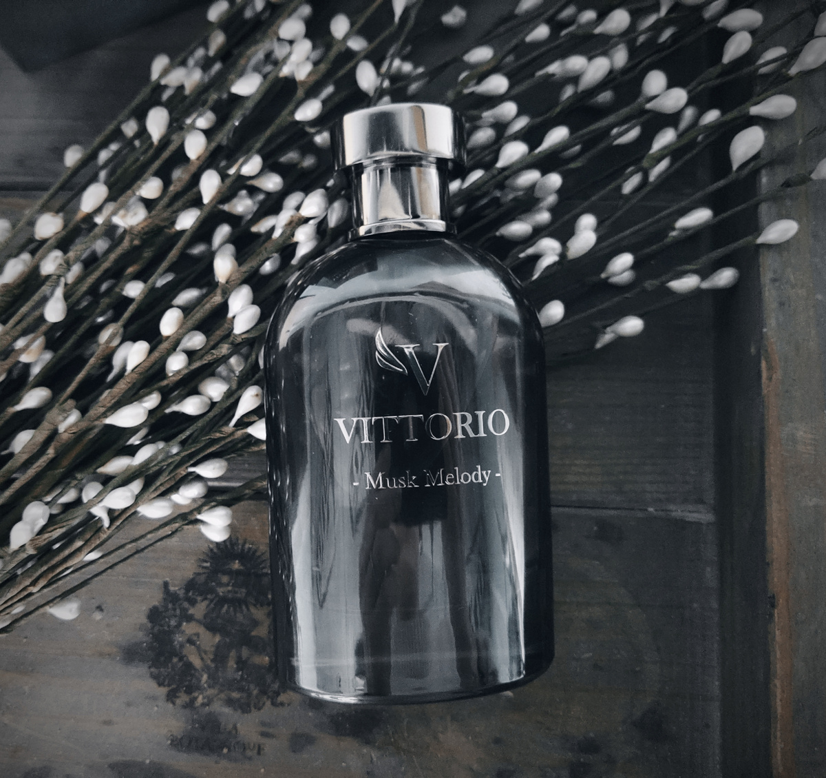 Понравился дизайн: увесистый флакон, из толстого стекла, с тяжёленькой крышкой, сам весь перламутровый, приятно держать в руках. И коробка в форме шкатулки очень достойная, я такие оставляю в коллекции, ставлю на полку в парфюмерный шкаф, в открытом виде.