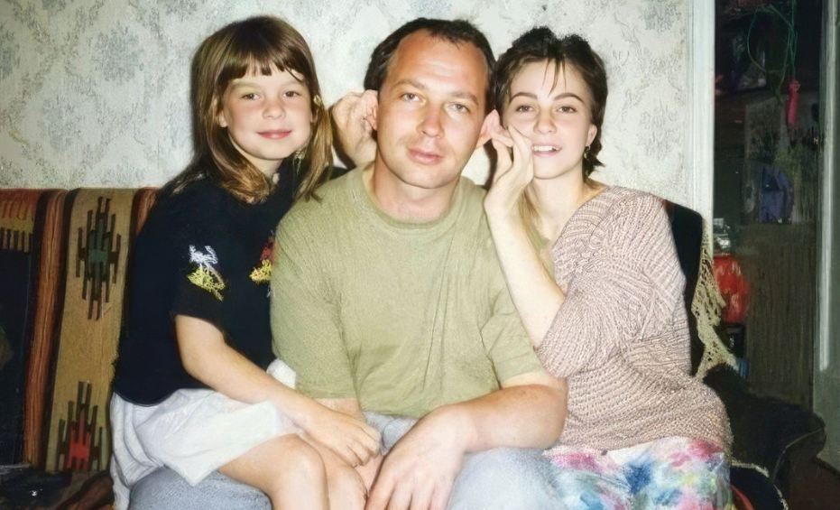 на фото Александра и Дарья Урсуляки с отцом 