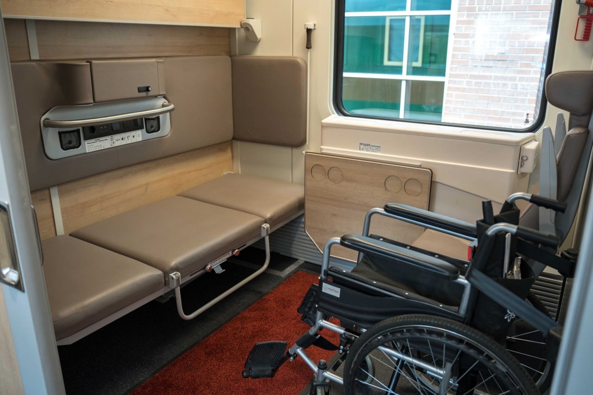  Купе для маломобильных пассажиров и их сопровождающих в штабном вагоне модели 61-4535 в габарите Т производства ТМХ. Источник: Алексей Столчнев/ROLLINGSTOCK