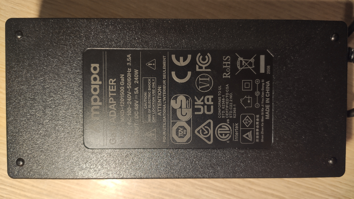 БП размером почти с сам усилитель))) на выхлопе 48 В умножаем на 5 А, получаем 240 Вт !