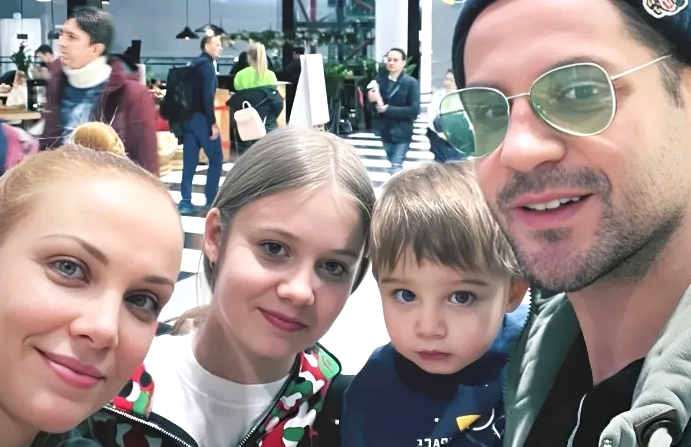 на фото Татьяна Арнтгольц с семьей