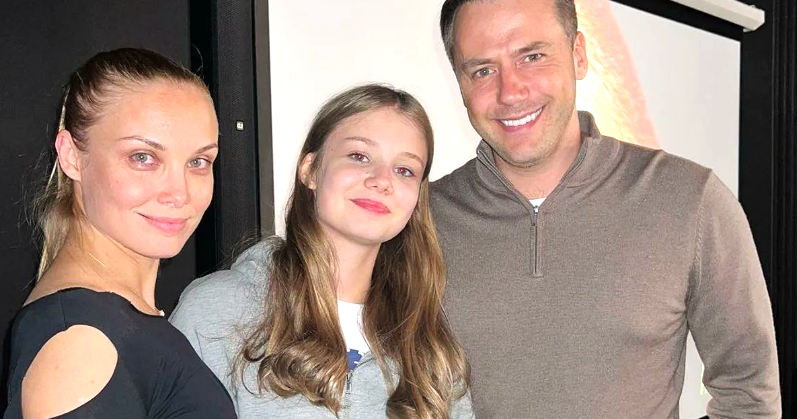 на фото Татьяна Арнтгольц с дочкой и бывшим мужем