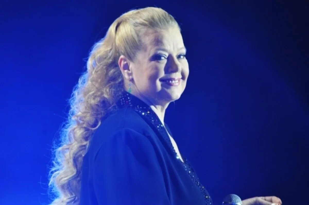    Золотистые волосы, красивое лицо, нежный голос и талант позволили выбраться из глубинки и стать звездой.