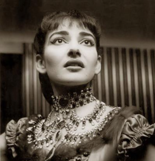 «Некоторые говорят, у меня красивый голос, другие — что нет. Это вопрос мнения. Все, что я могу сделать, — это проживать музыку с максимальной честностью»./ Мария Каллас