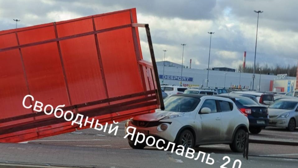 Снесенная ветром остановка ударила по автомобилю в Ярославле