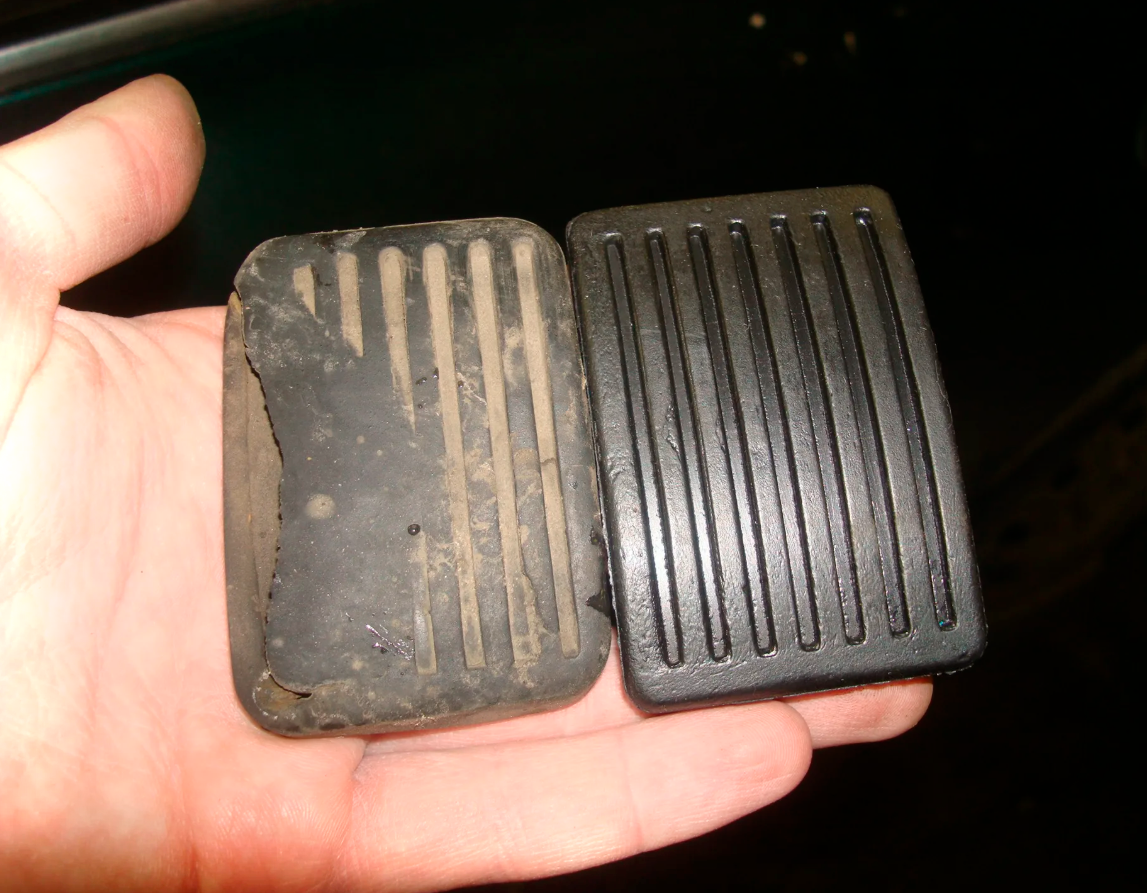 Стертая и новая педали