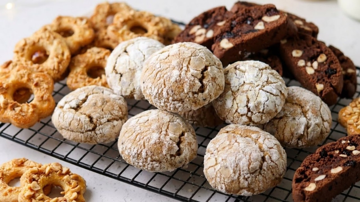 у печенья потрясающая контрастная текстура - тонкая хрустящая корочка снаружи, и нежный пряничный мякиш