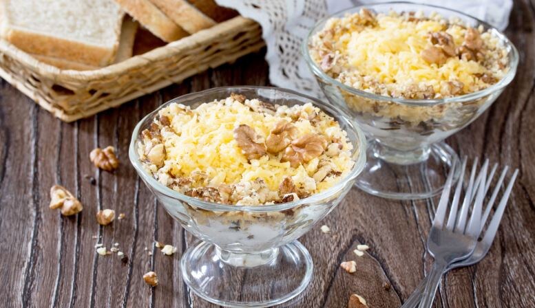 Салаты с грецкими орехами: подборка лучших праздничных рецептов