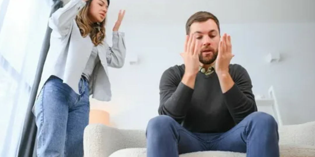 «Зачем тебе платный врач? В поликлинику сходишь»: отрезал муж. А вечером я нашла чек на 15.000 руб за визит его мамы к платному стоматологу