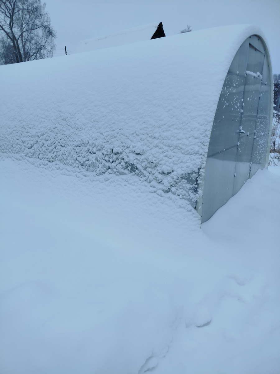 Теплица утепляется.