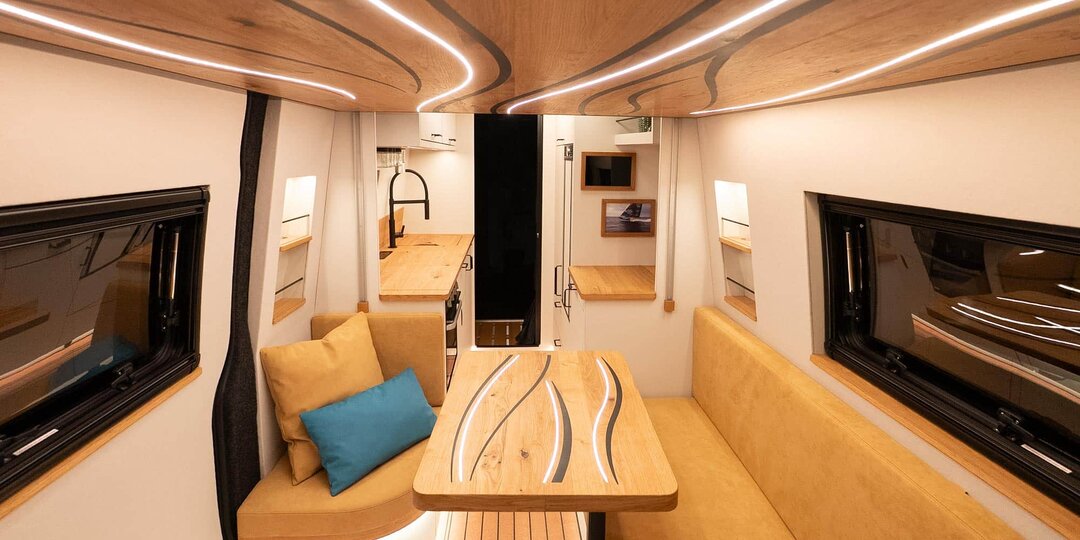 Автодом 4х4 с необычной планировкой для фургона