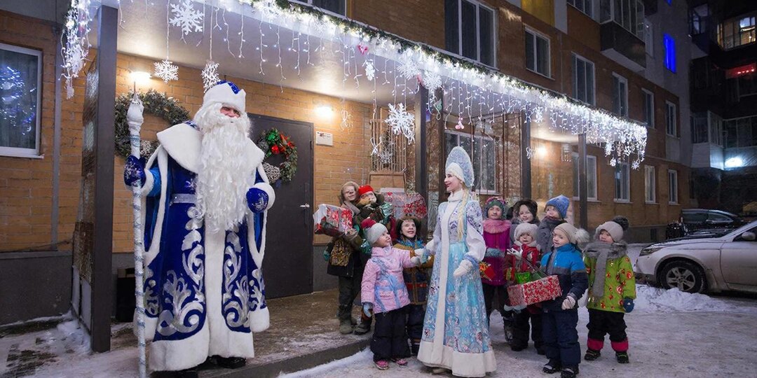 В РПЦ раскритиковали мэрию Екатеринбурга за уступки мигрантам в новогоднем оформлении подъездов: Ветер дует от ваххабитского толка?