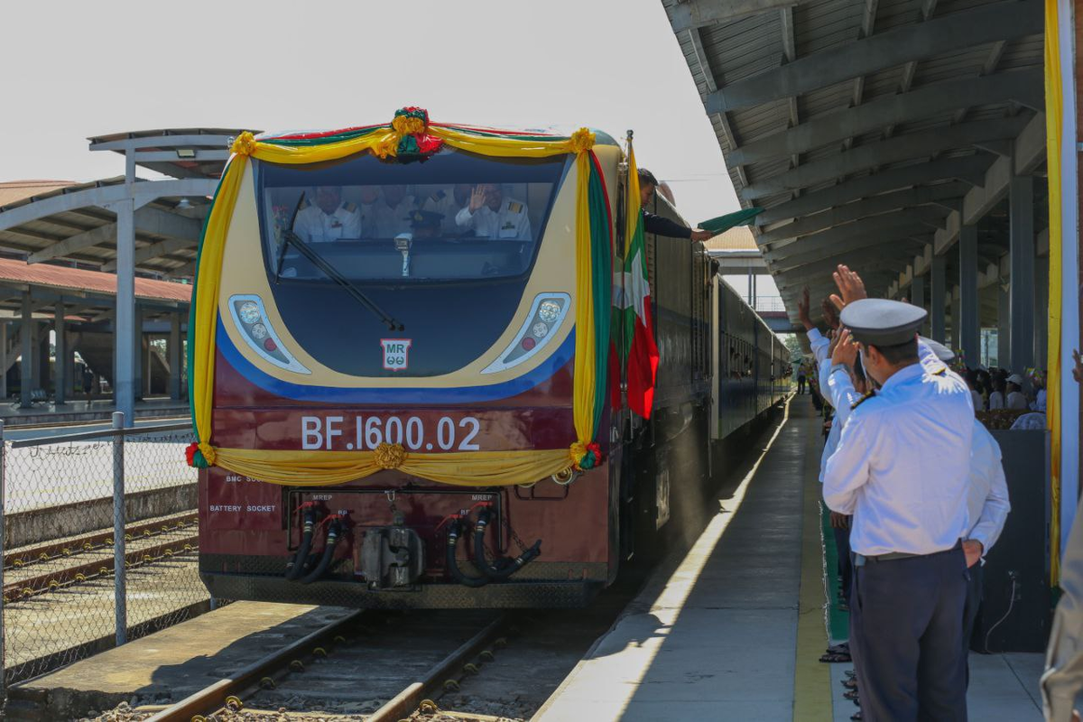 Аккумуляторный пассажирский локомотив в Мьянме. Источник: PAN