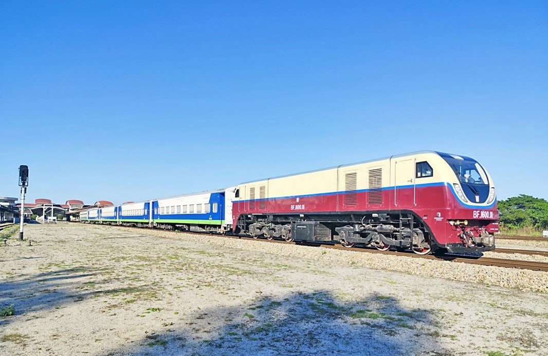  Аккумуляторный пассажирский локомотив с вагонами на линии Нейпьидо – Мандалай. Источник: NP News