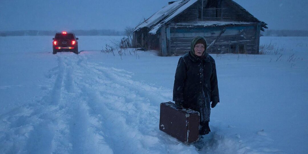 — Мам, ну пойми, нам тесно, а тебе в деревне воздух полезен. — Сын привез меня в гнилую избушку и уехал, даже не оставив дров...