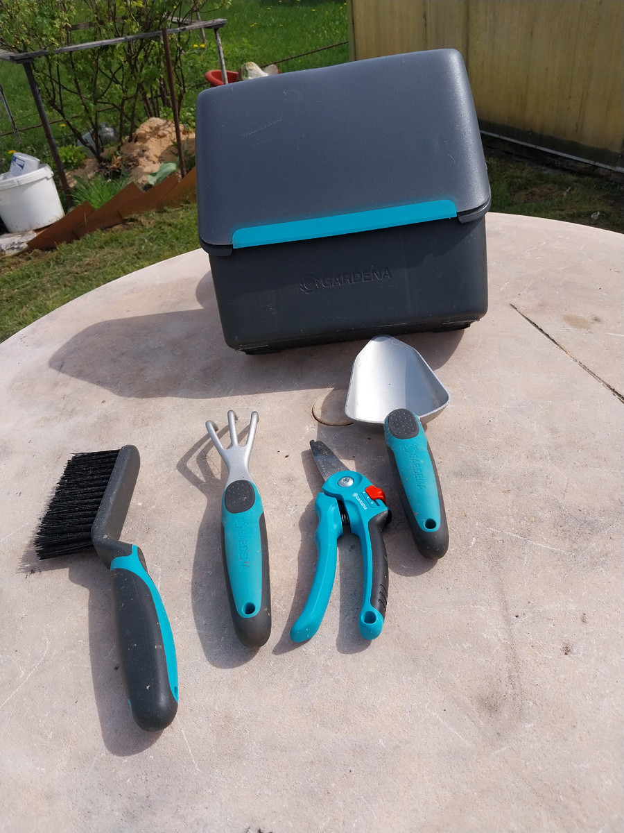 Вот такой компактный, почти игрушечный,  набор инструментов подарила мне дочь