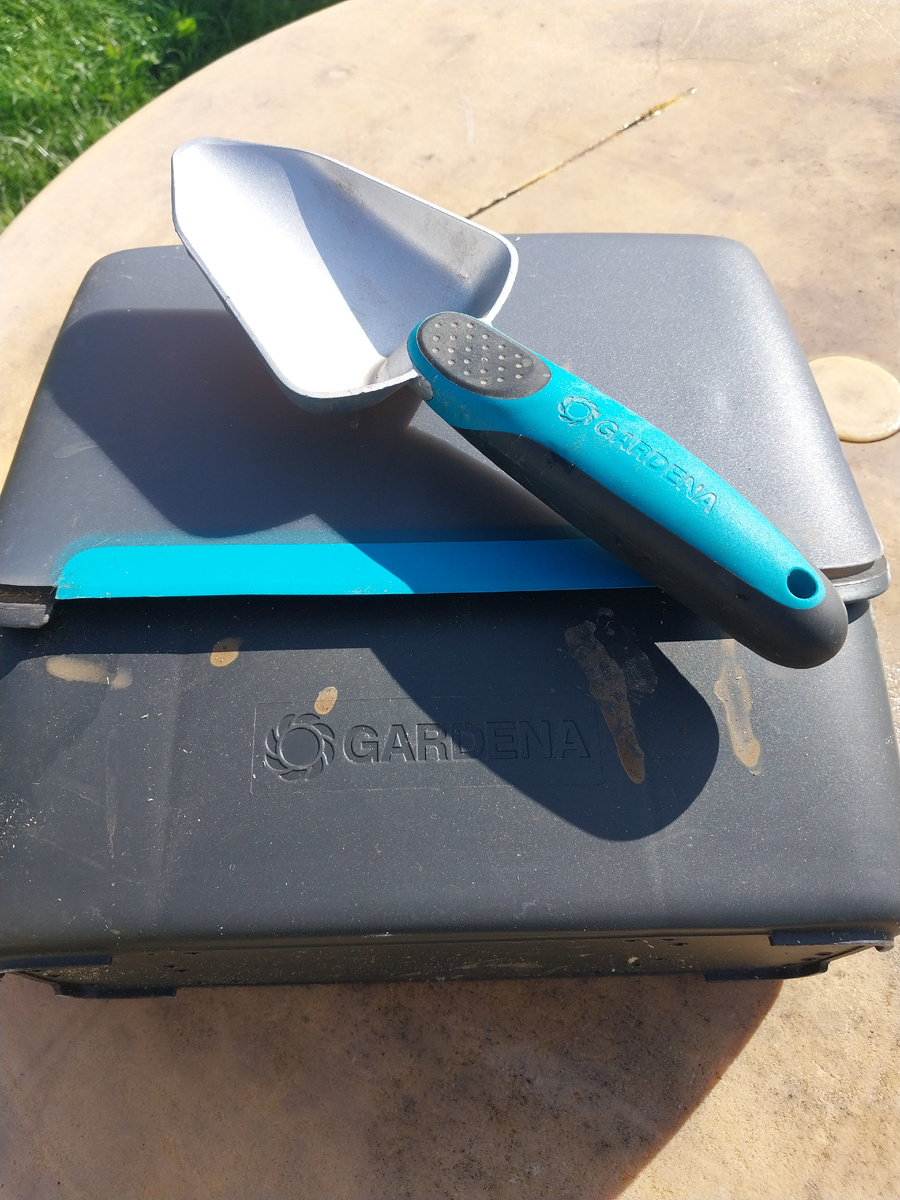 Например, вот этим инструментом я обработала все грядки с клубникой.