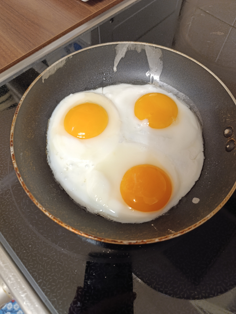 Глазунья уже скворчит,сейчас завтракать буду.