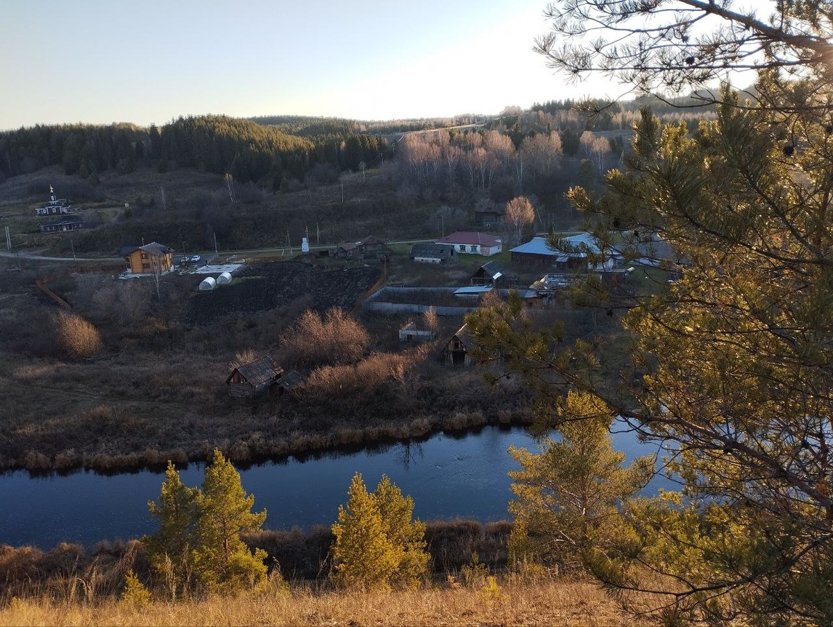 Красносоколье со всех сторон окружено горами