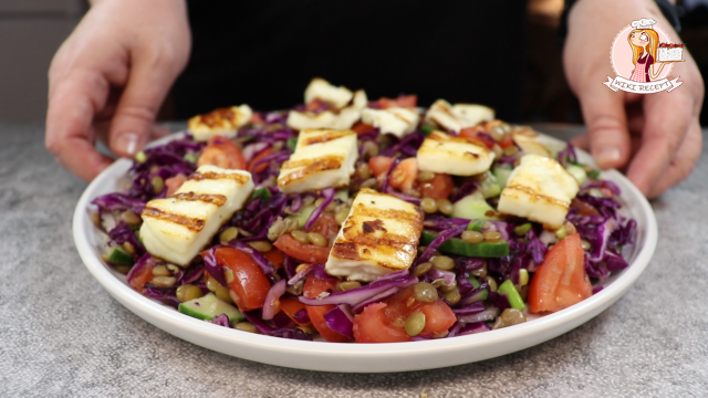 Хотите яркий и сытный салат? Секрет — в жареном сыре и зеленой чечевице!