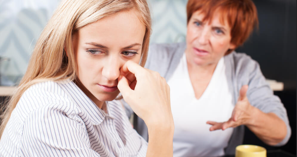 Свекровь при всех назвала моих родителей «деревенщиной». Муж хихикнул. Я встала и громко напомнила свекрови, откуда родом она сама