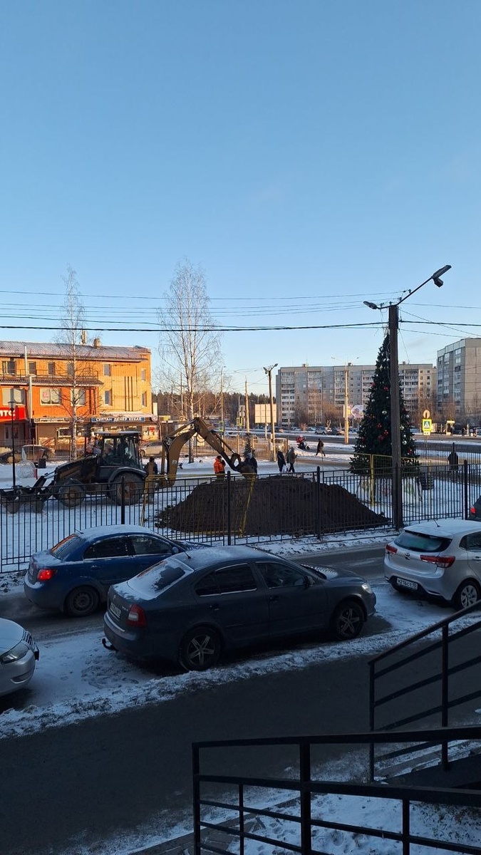    Рабочие вырыли котлован у новогодней елки в Петрозаводске