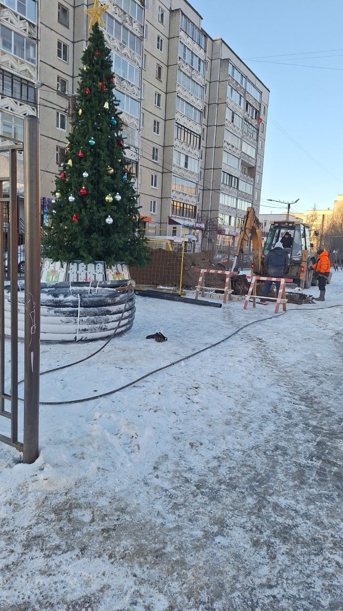    Рабочие вырыли котлован у новогодней елки в Петрозаводске