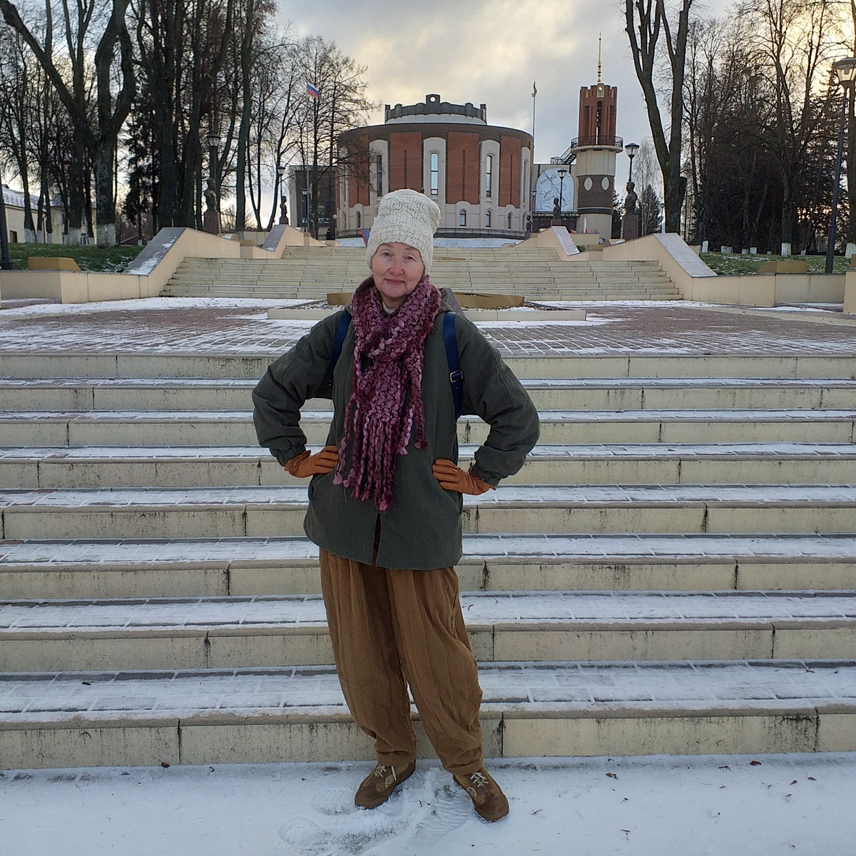 автор на фоне парка и Музея Г. К. Жукова